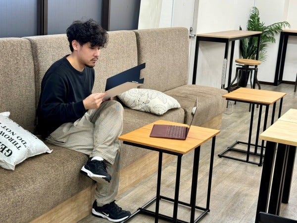 開放的な休憩スペースでリフレッシュ♪社販価格の自動販売機やエナジードリンク、充電用モバイル機や無料のお水など、休憩設備も充実しています！