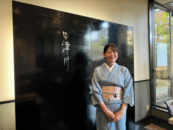 綺麗なお着物を着ての接客は自然と背筋も伸びます！着付け未経験でも先輩が丁寧に教えてくれるので、3日程で一人で着れるようになりますよ！