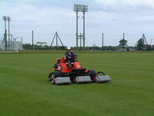 このような機械の操作もイチから指導します。１０回ほど乗るとすぐに乗りこなせるようになりますよ。