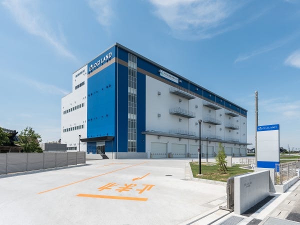 周囲で一際目立つ「ロジランド春日部2」の建物です