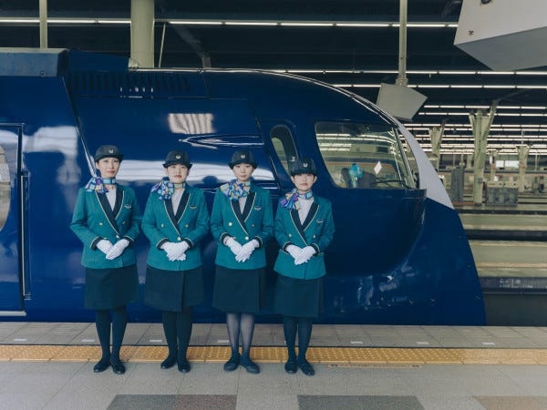 パッセンジャーアテンダント・新観光列車内での接客スタッフ・社会人デビュー（未経験大歓迎・大歓迎）