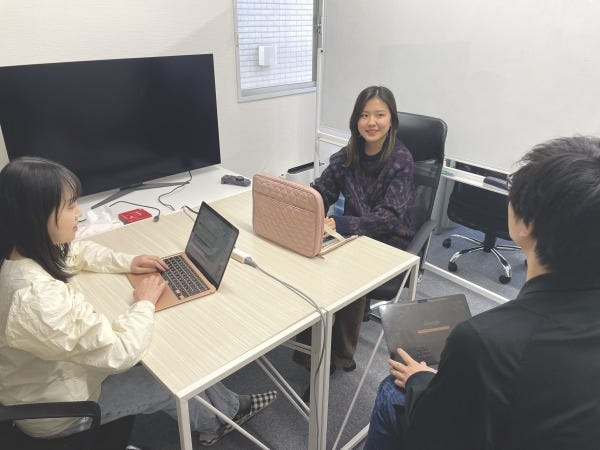 インターン生を中心にミーティングをすることも。