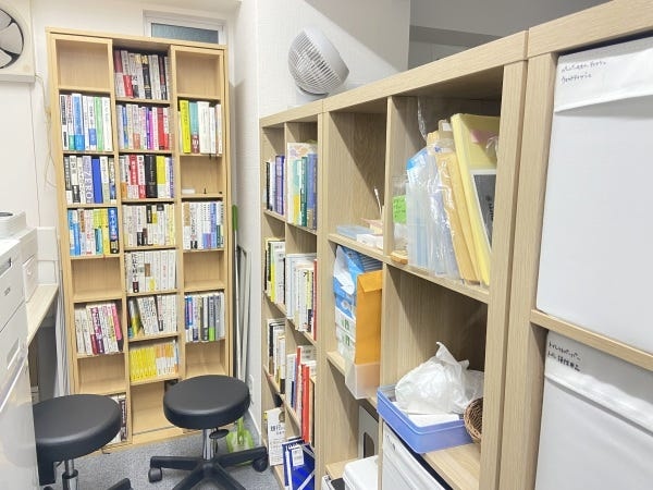 ビジネス本を中心に本の貸し出しは自由。