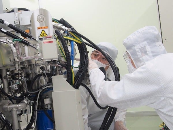 図面等を確認しながら先輩エンジニアと共に装置を組み立てていきます。