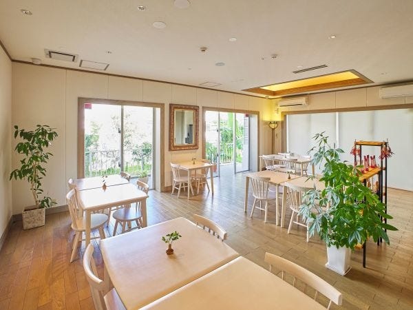 レストランホールスタッフ（経験者優遇・未経験歓迎）