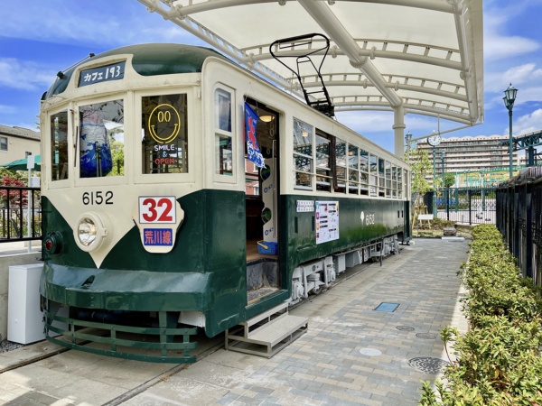 レトロな都電車両の中で働くことができます