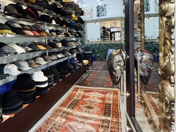 “ファッションとアートの融合”店内には帽子のほかにもアートがたくさん！帽子１つ１つにも作品名がついています◎