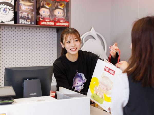 販売スタッフ・アートトイフィギュア販売スタッフ・接客（ピアスOK）