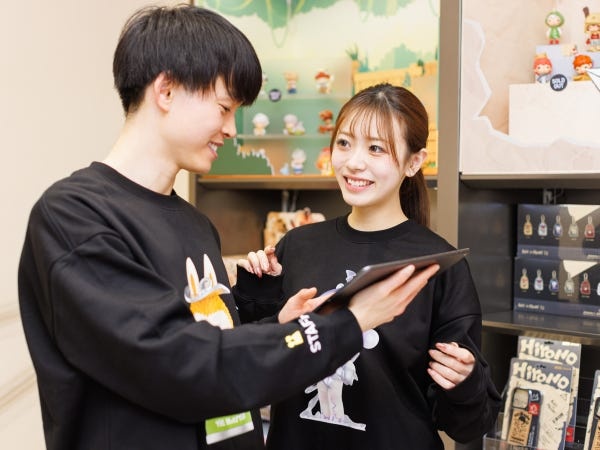 販売スタッフ・アートトイフィギュア販売スタッフ・接客（ピアスOK）