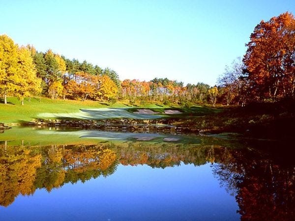 秋の紅葉がとても綺麗なボナリ高原ゴルフクラブ、最高の環境で働いていただけます。