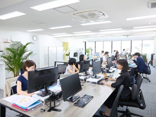 2024年5月に移転したばかりのピカピカの新オフィスです。アクセスも非常に良好、観葉植物にも癒され、オフィス全体も明るく広々としています。