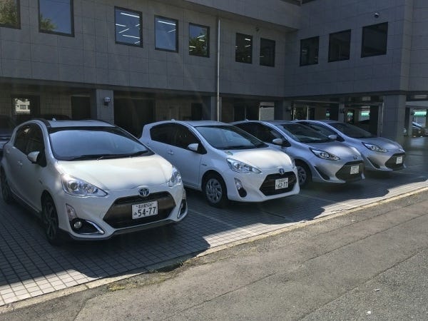 営業担当者は、1人1台、営業車が貸与されます。通勤に使用していただくことも可能。現在の営業車はアクアが主流。