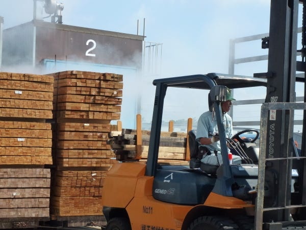 木材加工工場には梱包用木材の熱処理施設を完備しています。