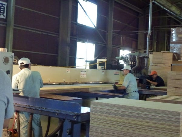 木材加工工場には木材加工機械が多数あり、お客様のニーズに合わせた商品を納入できるようにしています。