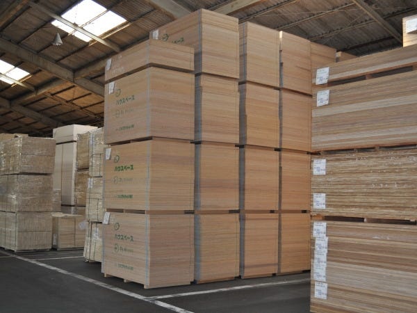 グループ会社の木材加工工場（愛知県飛島村）の倉庫に商材があります。加工、デリバリーの拠点となっています。