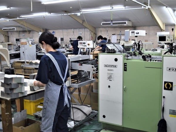 工場は五つの建物に分かれており、女性も活躍いただいています。