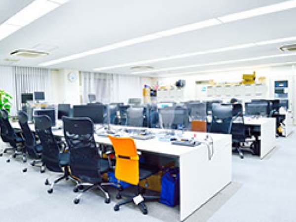 本社、もしくは取引先での勤務となります。複数人でアサインするため、ひとりぼっち…ということはありません！ご安心ください！