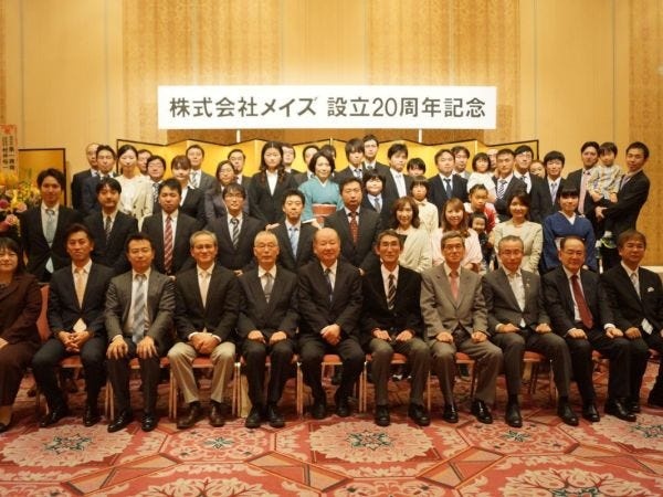 今年で設立30周年を迎える当社。今後のさらなる事業拡大にあなたの力が欠かせません。ぜひ、お気軽にご応募ください！（写真は20周年記念）