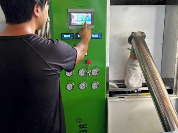 アドブルーの製造過程です。