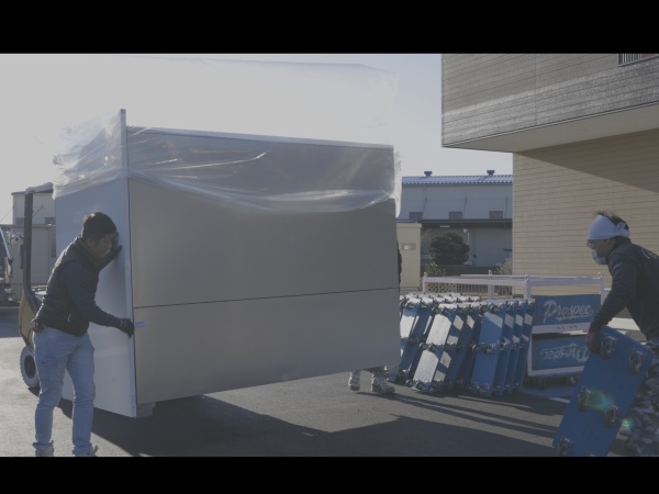 フォークリフトでおろします。