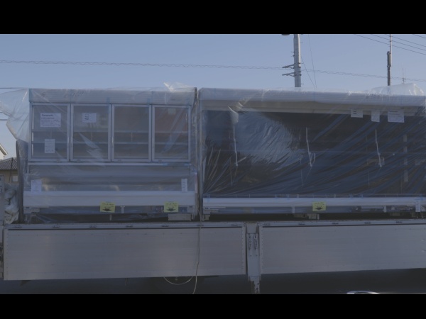 工場から現場にケースが納品されます。