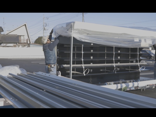 養生や輸送金具を外し店内に搬入します。