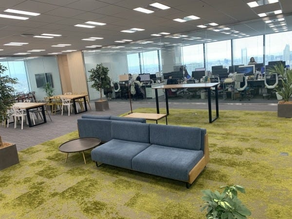 手前が休憩スペース、昼食にも利用可（グループ会社共用）。奥が日本ペットの執務スペースです