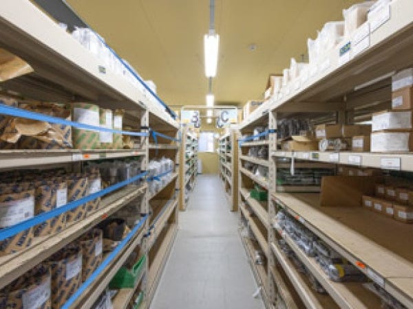 精密機械部品の出荷スタッフ募集！未経験歓迎◎土日祝休み