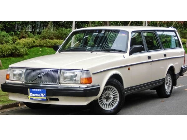 普段は目にできないような旧車に携われるのもこの仕事の魅力。お客様もワクワクしながら来店してくれるので、雰囲気の良い職場です！