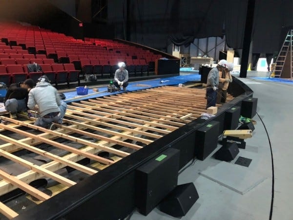 撮影現場での建て込みの様子です。皆で作品を形にします。