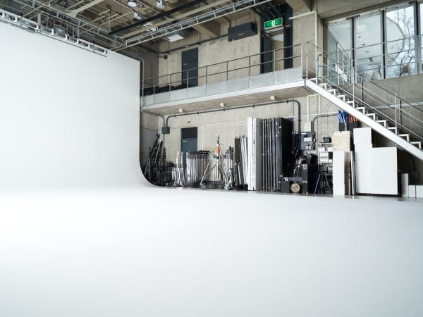 スタジオスタッフ（普通自動車免許・限定可）