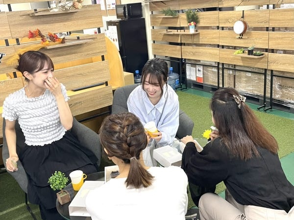 ランチタイムはみんなで食べるも良し◎外出しても良し◎お家が近ければ一時帰宅も良し◎自由にお過ごしください！