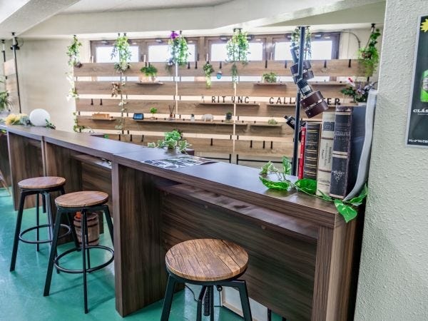 バーカウンター・ビリヤード・卓球・ダーツ・トレーニング器具完備！勤務が終わりましたらその日のストレスを発散しちゃいましょう！