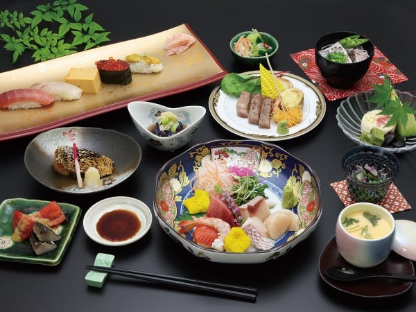 お料理に合わせたお酒も、お客様の楽しみの一つです。たくさんの品ぞろえで、ご満足いただきたいています。