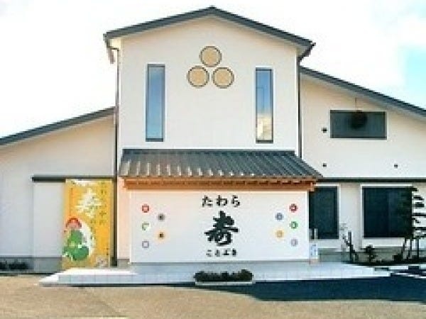 広くて明るい雰囲気の和食店です。冠婚葬祭や接待、ランチなどにご利用のお客様がご来店されます。