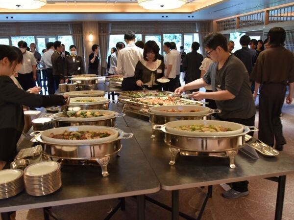 美味しい料理を囲んで、笑顔あふれるひととき。アガルートアカデミーでは、リラックスした交流の場も大切にしています。