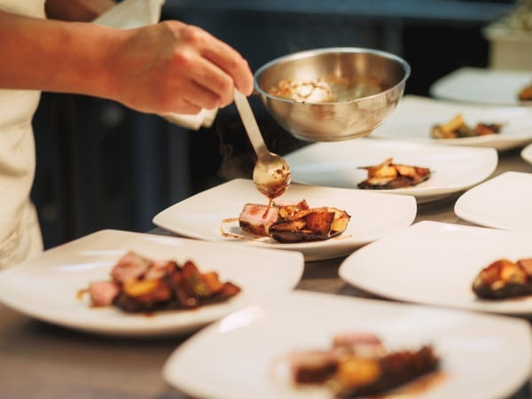 ゲストの満足度に直結するウエディングメニューには1番こだわります。新規品川プロジェクトではランチ・ディナーもレストランで行う予定です。