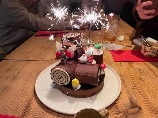スタッフのお誕生日はみんなで祝います！スタッフ同士でプレゼント交換も?