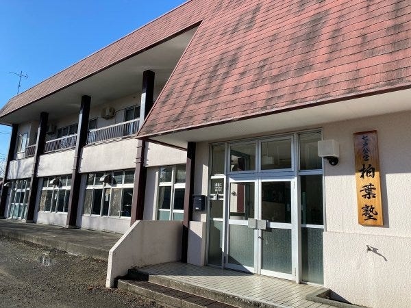 塾があるのは高校の敷地内。校舎から生徒の笑い声や歓声が聞こえてくることも…。