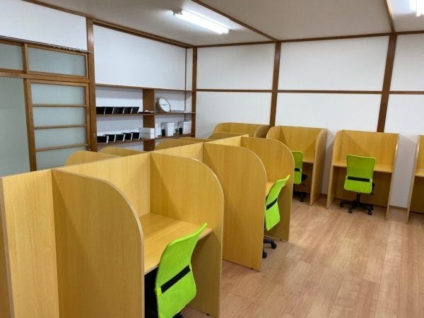 映像授業ブース。タブレットを使用した授業を併用することで、一人ひとりの生徒と向き合う授業が行えます。