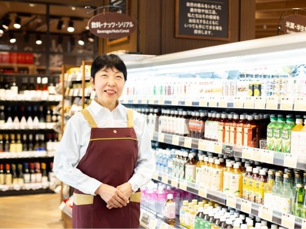 主婦・主夫や学生の方、フリーターやシニアの方。幅広い年代の方がライフで活躍しています。希望に合わせて、長時間勤務も短時間勤務も可能です！