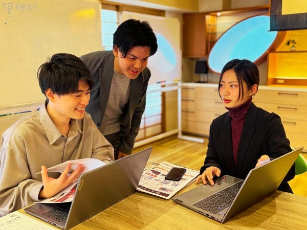 同世代が多く、フラットに意見交換しながら成長できる環境です。