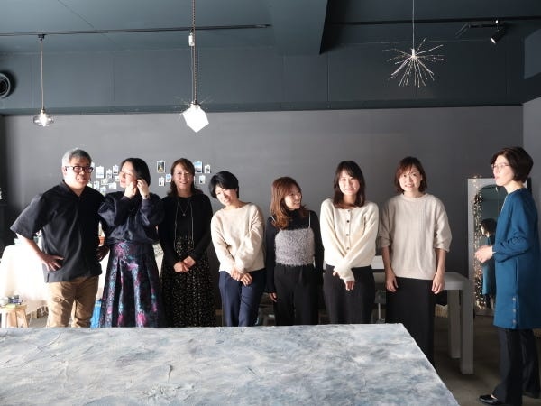 年１回、記念撮影。２０２４年。この後、誕生日を迎えるスタッフさんを全員でお祝い（このあと、サプライズケーキが出てきました）。