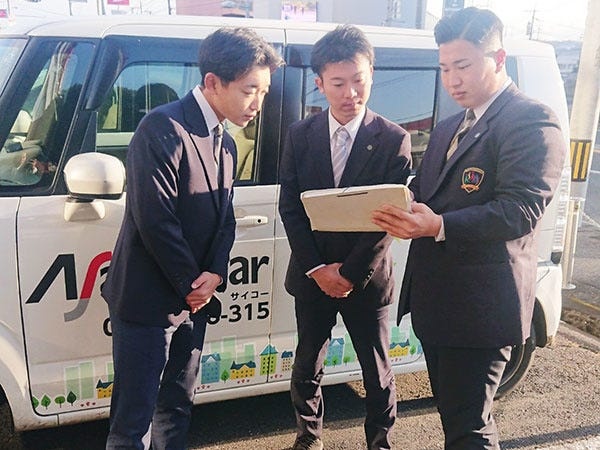 チームで車に乗って営業先へ。現地に着いたら、それぞれの役割を確認して営業開始です。近くに仲間がいるので、困った時はすぐに連絡を取れます。