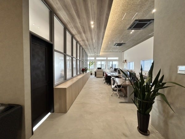 勤務いただくオフィスです。9月に改装したオフィスは一人ひとりのスペースを広く設計しております。