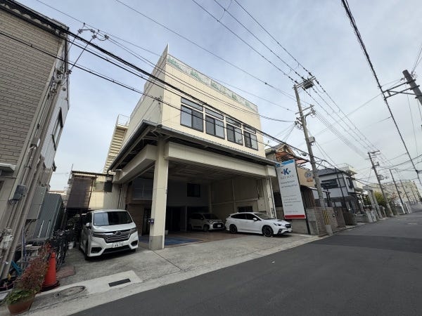 勤務いただく事務所です。駐車場広々交通の便もよいです。