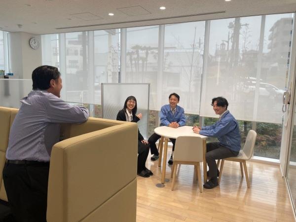 2019年に新設された本社の様子。日差しがたっぷり差し込むミーティングスペースです。ピカピカのオフィスで快適に働けること間違いなしでしょう。