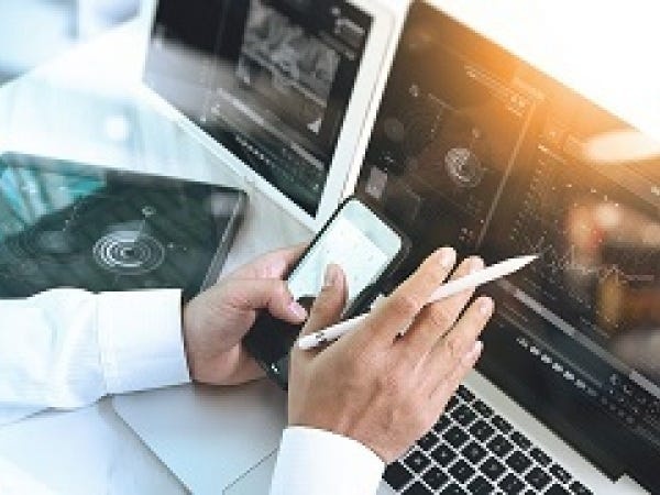 オンライン学習プラットフォームへのアクセスも提供し、自己研鑽を支援します。