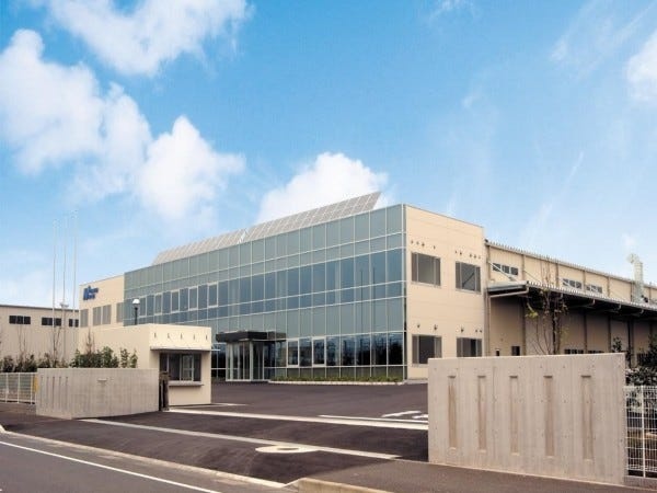 勤務いただく千葉工場です。工場と物流センターが複合された施設になります。