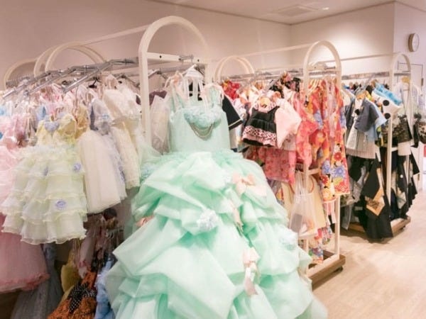 ドレスや着物などたくさんのお衣裳に囲まれてお仕事が出来ます。毎日自分までキラキラしちゃいます！